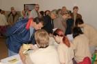 Přicházející absolventi u registrace účastníků ... Přicházející absolventi u registrace účastníků ...