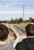Pohled na rozestavěnou dolní rejdu (pod jezem). V obou rejdách, tvořených štětovými stěnami, budou umístěna čekací stání pro malá a návrhová plavidla. Pohled na rozestavěnou dolní rejdu (pod jezem). V obou rejdách, tvořených štětovými stěnami, budou umístěna čekací stání pro malá a návrhová plavidla.