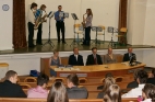 Předání vysvědčení studentům třídy S4B, třídní Ing. Roman Gottfried Předání vysvědčení studentům třídy S4B, třídní Ing. Roman Gottfried