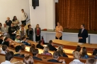 Zástupkyně ředitele PaedDr. Stachová informuje o seznamovacích kurzech ... Zástupkyně ředitele PaedDr. Stachová informuje o seznamovacích kurzech ...