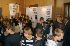 Naši žáci pozorně prohlížejí panely s historií školy. Naši žáci pozorně prohlížejí panely s historií školy.