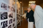 Mgr. Bohdal, Ing. Drnková a Mgr. Pražáková u výstavních panelů z historie školy.